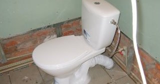 Установка приставного унитаза в Юрге - монтаж и подключение, СантехДомЮрг от 5178 рублей