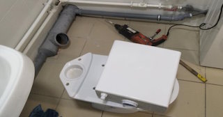 Установка напольного унитаза в Юрге: монтаж под ключ от СантехДомЮрг от 5178 рублей.