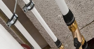 Замена труб водоснабжения в квартире: цена от 2071 руб. - СантехДомЮрг